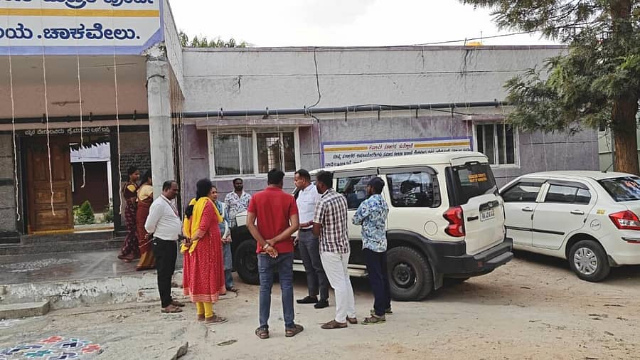 ಚಾಕವೇಲು ಬಿ.ಆರ್. ಅಂಬೇಡ್ಕರ್ ಮೆಟ್ರಿಕ್ ಪೂರ್ವ ಬಾಲಕಿಯರ ಸರ್ಕಾರಿ ವಿದ್ಯಾರ್ಥಿ ನಿಲಯಕ್ಕೆ ಸಮಾಜ ಕಲ್ಯಾಣ ಇಲಾಖೆ ಉಪನಿರ್ದೇಶಕ ತೇಜಾನಂದ ರೆಡ್ಡಿ ಭೇಟಿ ನೀಡಿ ಪರಿಶೀಲಿಸಿದರು
