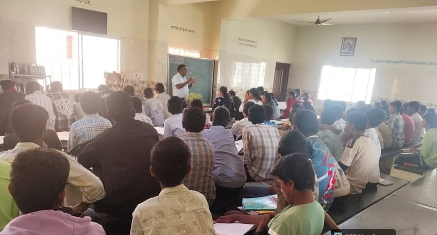 ಪಿರಿಯಾಪಟ್ಟಣ ತಾಲ್ಲೂಕಿನ ವಿದ್ಯಾರ್ಥಿನಿಲಯಗಳಲ್ಲಿರುವ ಎಸ್ಎಸ್ಎಲ್ಸಿ ವಿದ್ಯಾರ್ಥಿಗಳಿಗೆ ಈಚಗೆ ನಡೆದ ಪರೀಕ್ಷಾ ಪೂರ್ವ ತರಬೇತಿ ಕಾರ್ಯಾಗಾರವನ್ನು ಬಿಸಿಎಂ ಅಧಿಕಾರಿ ಕೃಷ್ಣೇಗೌಡ ಉದ್ಘಾಟಿಸಿ ಮಾತನಾಡಿದರು