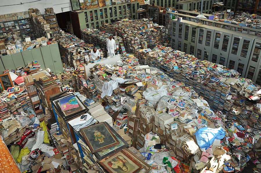 ‘ಪುಸ್ತಕ ಮನೆ’ಯಲ್ಲಿ ನೆಲದ ಮೇಲೆ ಪುಸ್ತಕಗಳ ರಾಶಿ   –ಚಿತ್ರ: ಸಂತೋಷ ಚಂದ್ರಮೂರ್ತಿ 