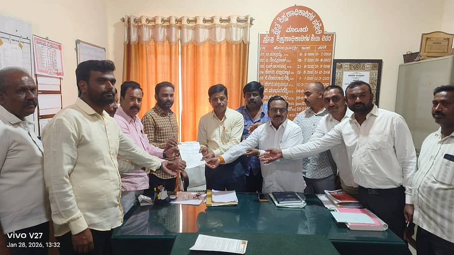 ಸಸರ್ಕಾರಿ ಶಾಲೆಯ ಜಮೀನನ್ನು ಇಲಾಖೆ ವಶಕ್ಕೆ ಪಡೆದುಕೊಳ್ಳಬೇಕೆಂದು ಒತ್ತಾಯಿಸಿ ಮಾಲೂರಿನ ಕ್ಷೇತ್ರ ಶಿಕ್ಷಣಾಧಿಕಾರಿ ಕೆಂಪಯ್ಯ ಅವರಿಗೆ ಬುಧವಾರ ಮಾಜಿ ಶಾಸಕ ಕೆ.ಎಸ್.ಮಂಜುನಾಥಗೌಡ ಮನವಿ ಪತ್ರ ಸಲ್ಲಿಸಿದರು