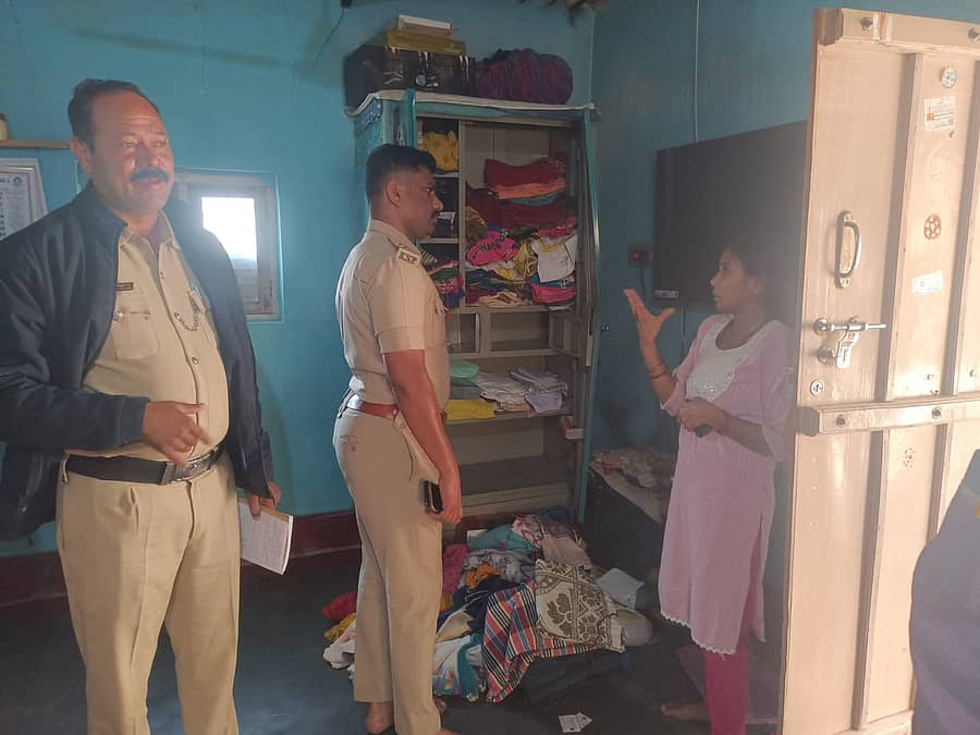 ಕೊಳ್ಳೇಗಾಲ ತಾಲ್ಲೂಕಿನ ಕುಂತೂರು ಗ್ರಾಮದಲ್ಲಿ ಕಳ್ಳರು ಕಾರ್ಮಿಕರೊಬ್ಬರ ಮನೆಯ ಬಾಗಿಲು ಒಡೆದು 2 ಗ್ರಾಂ ಚಿನ್ನ ಹಾಗೂ ₹1.10 ಲಕ್ಷ ನಗದು ಕಳವು ಮಾಡಿದ್ದು, ಪೊಲೀಸರು ಘಟನಾ ಸ್ಥಳಕ್ಕೆ ಭೇಟಿ ನೀಡಿ ಪರಿಶೀಲಿಸಿದರು