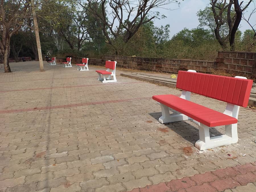 ಹುಬ್ಬಳ್ಳಿಯ ನೃಪತುಂಗ ಬೆಟ್ಟಕ್ಕೆ ತೆರಳು ಮಾರ್ಗದ ರಸ್ತೆ ಪಕ್ಕದಲ್ಲಿ ಅಳವಡಿಸಿರುವ ಆಸನಗಳು