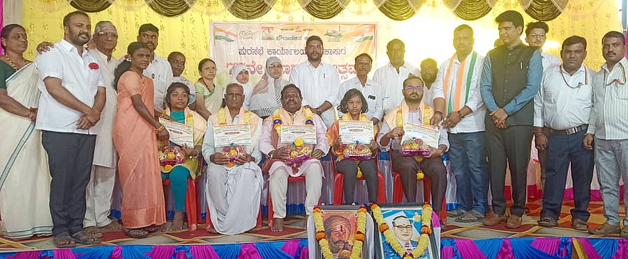 ಶಿಗ್ಗಾವಿ ತಾಲ್ಲೂಕಿನ ಪುರಸಭೆ ಆವರಣದಲ್ಲಿ ನಡೆದ ಗಣರಾಜ್ಯೋತ್ಸವ ಕಾರ್ಯಕ್ರಮದಲ್ಲಿ ವಿವಿಧ ಕ್ಷೇತ್ರಗಳ ಸಾಧಕರನ್ನು ಸನ್ಮಾನಿಸಲಾಯಿತು