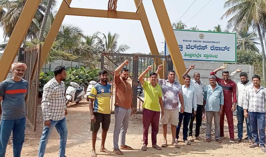 ಶ್ರೀರಂಗಪಟ್ಟಣ ತಾಲ್ಲೂಕಿನ ಮೇಳಾಪುರ ಬಳಿ ಖಾಸಗಿ ವ್ಯಕ್ತಿಯೊಬ್ಬರು ನಾಲೆ ಮತ್ತು ಸರ್ಕಾರಿ ಖರಾಬು ಜಾಗವನ್ನು ಅತಿಕ್ರಮಿಸಿ ಗೋಡೆ ನಿರ್ಮಿಸಿದ್ದಾರೆ ಎಂದು ಆರೋಪಿಸಿ ಹಾಗೂ ತೆರವುಗೊಳಿಸಲು ಆಗ್ರಹಿಸಿ ಗ್ರಾಮದ ರೈತರು ಬುಧವಾರ ಸ್ಥಳಕ್ಕೆ ತೆರಳಿ ಪ್ರತಿಭಟನೆ ನಡೆಸಿದರು