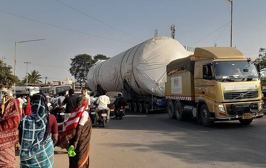 ದೇವರಹಿಪ್ಪರಗಿ ಪಟ್ಟಣದ ಮೊಹರೆ ಹಣಮಂತ್ರಾಯ ವೃತ್ತದಲ್ಲಿ ಕಂಡು ಬಂದ ಭಾರಿ ಗಾತ್ರದ ವಾಹನದಿಂದ ಇತರೆ ವಾಹನಗಳು ಸಾಲಾಗಿ ನಿಂತಿದ್ದವು
