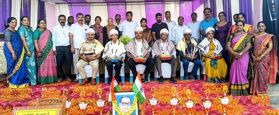 <div class="paragraphs"><p>ಕುಶಾಲನಗರ ಸಮೀಪದ ನಂಜರಾಯಪಟ್ಟಣ ಸರ್ಕಾರಿ ಮಾದರಿ ಪ್ರಾಥಮಿಕ ಶಾಲೆಯಲ್ಲಿ ಹಮ್ಮಿಕೊಂಡಿದ್ದ ಗ್ರಾಮೀಣ ಕ್ರೀಡಾಕೂಟ‌ದ ಸಮಾರೋಪ ಸಮಾರಂಭದಲ್ಲಿ</p></div>