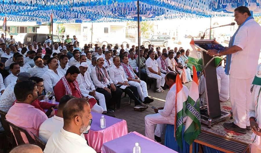 ಬಂಟ್ವಾಳ ತಾಲ್ಲೂಕಿನ ಬಿ.ಸಿ.ರೋಡು ಆಡಳಿತ ಸೌಧದ ಎದುರು ಬುಧವಾರ ಬ್ಲಾಕ್ ಕಾಂಗ್ರೆಸ್ ವತಿಯಿಂದ ನಡೆದ ಪ್ರತಿಭಟನೆಯಲ್ಲಿ ಕಾಂಗ್ರೆಸ್ ಮುಖಂಡ ಬಿ.ರಮಾನಾಥ ರೈ ಮಾತನಾಡಿದರು