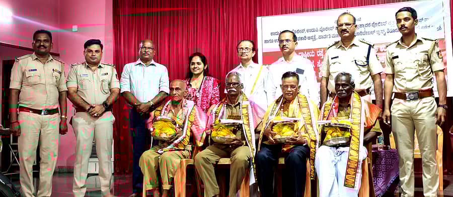 ರಸ್ತೆ ಸುರಕ್ಷಾ ಸಪ್ತಾಹದ ಅಂಗವಾಗಿ ನಡೆದ ಕಾರ್ಯಕ್ರಮದಲ್ಲಿ ಕೋಟ, ಸಾಲಿಗ್ರಾಮ, ಸಾಸ್ತಾನದ ಆಟೊ ಚಾಲಕರನ್ನು ಗೌರವಿಸಲಾಯಿತು