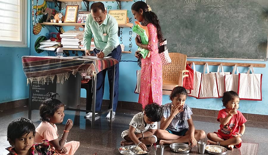 ಕಂಪ್ಲಿ ಪುರಸಭೆ ವ್ಯಾಪ್ತಿಯ ಮಾರುತಿನಗರದ ಅಂಗನವಾಡಿ ಕೇಂದ್ರಕ್ಕೆ ಲೋಕಾಯುಕ್ತ ಡಿವೈಎಸ್‍ಪಿ ಎಸ್.ಎಸ್.ಬೀಳಗಿ ಬುಧವಾರ ಭೇಟಿ ನೀಡಿ ದಾಖಲೆ ಪರಿಶೀಲಿಸಿದರು 