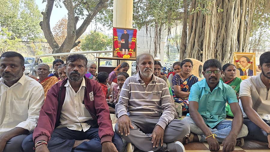 ಚಿಂತಾಮಣಿ ತಾಲ್ಲೂಕು ಪಂಚಾಯಿತಿ ಮುಂಭಾಗದಲ್ಲಿ ಅಧಿಕಾರಿಗಳ ಪರ ಗ್ರಾಮಸ್ಥರ ಪ್ರತಿಭಟನೆ