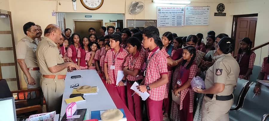 ಬೆಳ್ತಂಗಡಿ ಪೊಲೀಸ್ ಠಾಣೆಗೆ ಬೆಳ್ತಂಗಡಿ ಸರ್ಕಾರಿ ಪ್ರೌಢಶಾಲೆಯ ವಿದ್ಯಾರ್ಥಿಗಳು ಭೇಟಿ ನೀಡಿದರು 