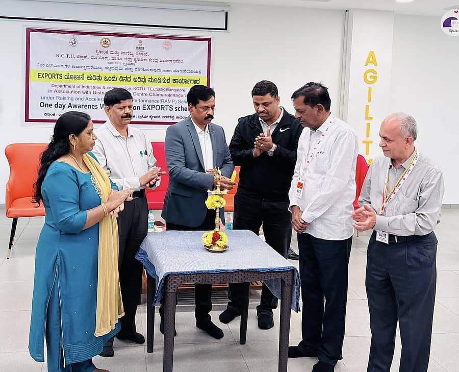 ಕೈಗಾರಿಕಾ ಮತ್ತು ವಾಣಿಜ್ಯ ಇಲಾಖೆ, ಬೆಂಗಳೂರಿನ ಟೆಕ್ಸಾಕ್ ಸಂಸ್ಥೆ ಸಹಯೋಗದಲ್ಲಿ ಬದನಗುಪ್ಪೆ ಕೈಗಾರಿಕಾ ಪ್ರದೇಶದಲ್ಲಿರುವ ಗ್ರಾಸಿಮ್ ಇಂಡಸ್ಟ್ರೀಸ್‌ನಲ್ಲಿ ಹಮ್ಮಿಕೊಂಡಿದ್ದ ರಫ್ತು, ಜಾಗೃತಿ ಕಾರ್ಯಕ್ರಮವನ್ನು ಟೆಕ್ಸಾಕ್ ಸಂಸ್ಥೆಯ ಮುಖ್ಯ ಕಾರ್ಯನಿರ್ವಾಹಕ ಅಧಿಕಾರಿ ಸಿದ್ದರಾಜು ಉದ್ಘಾಟಿಸಿದರು