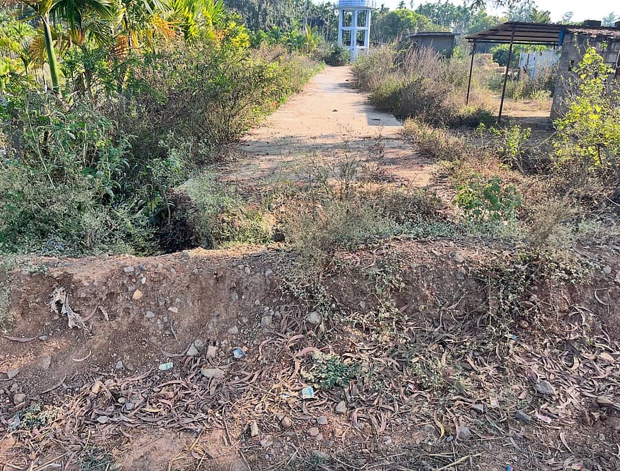 ಸಾಸ್ವೆಹಳ್ಳಿ ಸಮೀಪದ ಹೊಸಹಳ್ಳಿ ಎರಡನೇ ಕ್ಯಾಂಪ್‌ನಲ್ಲಿ ಕಾಲುವೆ ತೋಡಿ ರಸ್ತೆ ಬಂದ್ ಮಾಡಿರುವುದು