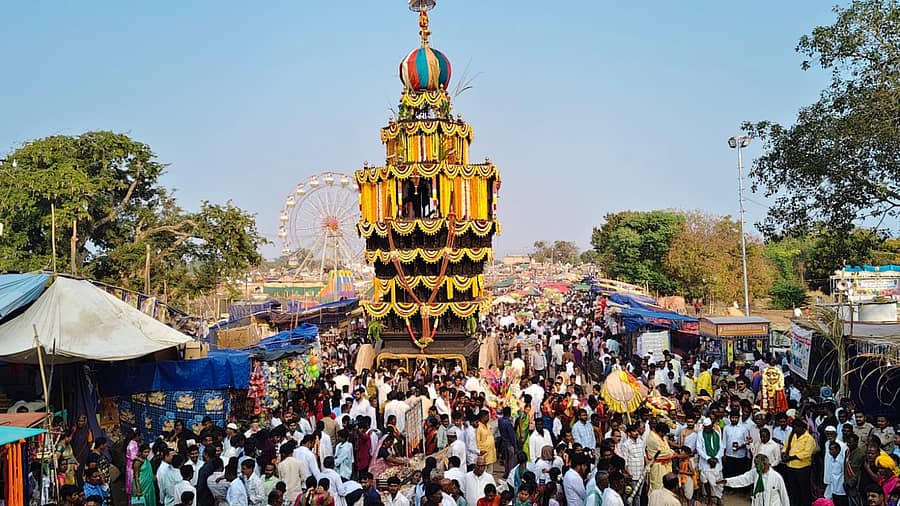 ನಾಲತವಾಡದ ಕೃಷ್ಣಾ ನದಿ ತೀರದ ಸುಕ್ಷೇತ್ರ ಅಯ್ಯನಗುಡಿ ಗಂಗಾಧರ ರಥೋತ್ಸವ ಸಂಭ್ರಮದಿಂದ ಜರುಗಿತು
