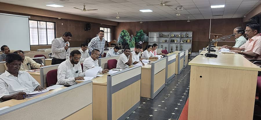 ಕುಂದಾಪುರ ತಾಲ್ಲೂಕು ಪಂಚಾಯಿತಿ ಸಭಾಂಗಣದಲ್ಲಿ ಬುಧವಾರ ತಾಲ್ಲೂಕು ಗ್ಯಾರಂಟಿ ಸಮಿತಿ ಸಭೆ ನಡೆಯಿತು