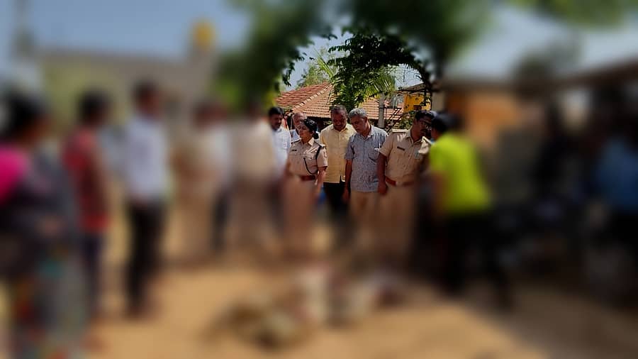 ಅತ್ತಿಬೆಲೆ ಗ್ರಾಮದಲ್ಲಿ ಪತ್ತೆಯಾಗದ ಪ್ರಾಣಿಯಿಂದ ದಾಳಿಗೆ ಒಳಗಾದ ಕುರಿಗಳಸ್ಥಳ ಮಹಜರು ನಡೆಸಿದ ಅರಣ್ಯ ಅಧಿಕಾರಿಗಳು