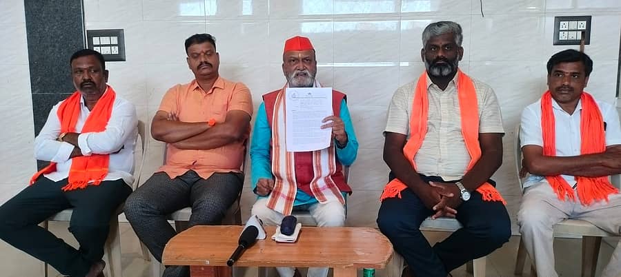 <div class="paragraphs"><p>ಸುದ್ದಿಗೋಷ್ಠಿಯಲ್ಲಿ ಮಂಡ್ಯ ಜಿಲ್ಲೆ ಪ್ರವೇಶಕ್ಕೆ ನಿರ್ಬಂಧ ವಿಧಿಸಿ ಜಿಲ್ಲಾಧಿಕಾರಿ ಹೊರಡಿಸಿರುವ ಆದೇಶ ಪ್ರದರ್ಶಿಸಿದ ಶ್ರೀರಾಮ ಸೇನೆ ರಾಷ್ಟ್ರೀಯ ಅಧ್ಯಕ್ಷ ಪ್ರಮೋದ್ ಮುತಾಲಿಕ್</p></div>