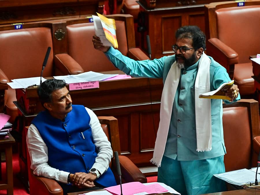 <div class="paragraphs"><p>ವಿಧಾನ ಪರಿಷತ್‌ನಲ್ಲಿ ನಿಯಮಾವಳಿ ಪುಸ್ತಕವನ್ನು&nbsp;ಛಲವಾದಿ ನಾರಾಯಣಸ್ವಾಮಿ ಹರಿದು ಹಾಕಿದರು. ಉಪಸಭಾಪತಿ ಪ್ರಾಣೇಶ್ ಉಪಸ್ಥಿತರಿದ್ದರು </p></div>