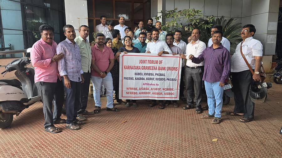 ಬ್ಯಾಂಕಿಂಗ್‌ ವಹಿವಾಟನ್ನು ವಾರದಲ್ಲಿ ಐದು ದಿನಗಳಿಗೆ ಇಳಿಸಬೇಕು ಎಂದು ಆಗ್ರಹಿಸಿ ಕರ್ನಾಟಕ ಗ್ರಾಮೀಣ ಬ್ಯಾಂಕ್‌ ನೌಕರರು  ಪ್ರತಿಭಟನೆ ನಡೆಸಿದರು