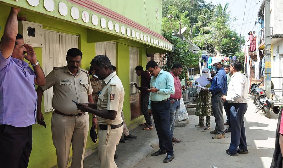 ಮಂಡ್ಯ ನಗರದ ಮಿಮ್ಸ್‌ ಆಸ್ಪತ್ರೆ ಆವರಣಕ್ಕೆ ಹೊಂದಿಕೊಂಡಿರುವ ತಮಿಳು ಕಾಲೊನಿಯಲ್ಲಿ ನಗರಸಭೆ ಮತ್ತು ಕೊಳಚೆ ನಿರ್ಮೂಲನಾ ಮಂಡಳಿ ಅಧಿಕಾರಿಗಳು ಪೊಲೀಸ್‌ ಭದ್ರತೆಯಲ್ಲಿ ಮನೆ–ಮನೆ ಸರ್ವೆ ನಡೆಸಿದರು 