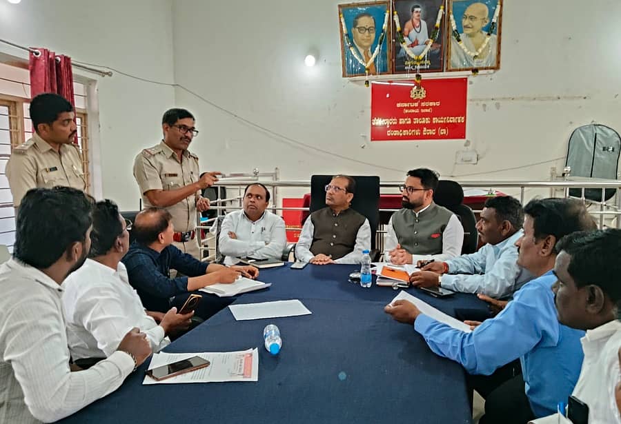 ಔರಾದ್ ತಹಶೀಲ್ದಾರ್ ಕಚೇರಿಯಲ್ಲಿ ಉಪವಿಭಾಗಾಧಿಕಾರಿ ಮಹಮ್ಮದ್ ಶಕೀಲ್ ಅವರ ಅಧ್ಯಕ್ಷತೆಯಲ್ಲಿ ಅಮರೇಶ್ವರ ಜಾತ್ರೆ ಸಿದ್ಧತಾ ಸಭೆ ನಡೆಯಿತು. ತಹಶೀಲ್ದಾರ್ ಮಹೇಶ ಪಾಟೀಲ ಇದ್ದರು