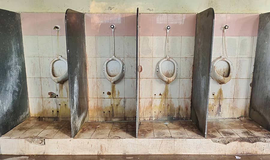 ಮುಳಗುಂದ ಬಸ್ ನಿಲ್ಧಾಣ ಮೂತ್ರಾಲಯದ ಕಮೋಡ್‌ಗಳ ಪೈಪ್ ಒಡೆದಿರುವುದು