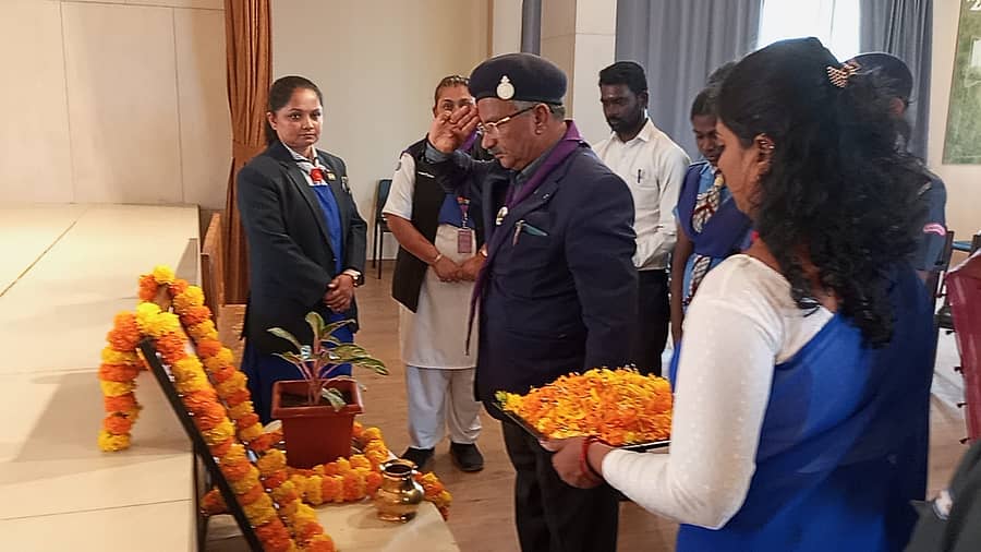 ಭಾರತ್ ಸ್ಕೌಟ್ಸ್ ಮತ್ತು ಗೈಡ್ಸ್ ಜಿಲ್ಲಾ ಪ್ರಧಾನ ಆಯುಕ್ತರಾದ ಬೇಬಿ ಮ್ಯಾಥ್ಯು ಅವರು ಫೀಲ್ಡ್ ಮಾರ್ಷಲ್ ಕೆ.ಎಂ.ಕಾರ್ಯಪ್ಪ ಅವರ ಭಾವಚಿತ್ರಕ್ಕೆ ನಮಿಸಿದರು