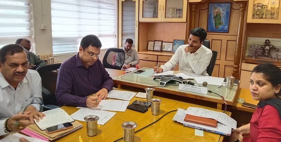 ಫೊನ್‌ ಇನ್‌ ಕಾರ್ಯಕ್ರಮದಲ್ಲಿ ಜಿಲ್ಲಾಧಿಕಾರಿ ದರ್ಶನ್ ಎಚ್‌.ವಿ, ಮಹಾನಗರ ಪಾಲಿಕೆ ಆಯುಕ್ತ ರವಿಚಂದ್ರ ನಾಯಕ್‌ ಹಾಗೂ ಮುಖ್ಯ ಎಂಜಿನಿಯರ್ ನರೇಶ್ ಶೆಣೈ ಪಾಲ್ಗೊಂಡಿದ್ದರು  