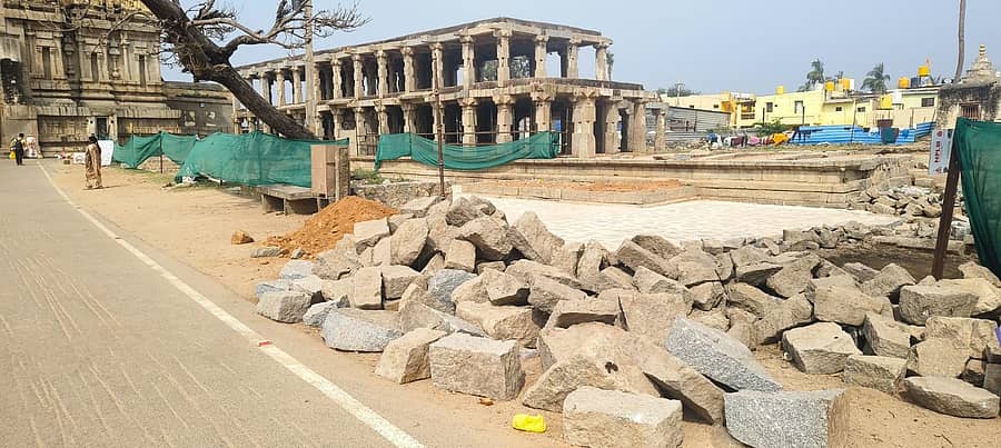 ಹಂಪಿಯ ವಿರೂಪಾಕ್ಷ ರಥಬೀದಿಯ ಸಾಲುಮಂಟಪ ಬಳಿ ಪಾರಂಪರಿಕ ಪಥದಲ್ಲಿ ನಡೆದಿರುವ ಅಭಿವೃದ್ಧಿ ಕಾಮಗಾರಿ