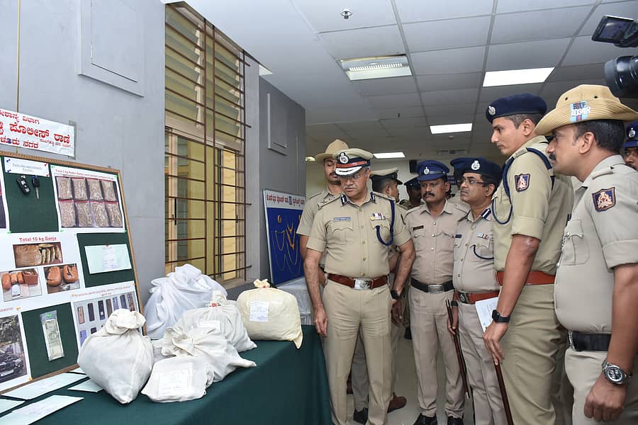 ಅಮೃತಹಳ್ಳಿ ಠಾಣೆಯ ಪೊಲೀಸರು ಜಪ್ತಿ ಮಾಡಿಕೊಂಡ ವಿವಿಧ ಮಾದರಿಯ ಡ್ರಗ್ಸ್ ಅನ್ನು ನಗರ ಪೊಲೀಸ್‌ ಕಮಿಷನರ್‌ ಸೀಮಾಂತ್‌ಕುಮಾರ್ ಸಿಂಗ್ ಪರಿಶೀಲಿಸಿದರು 