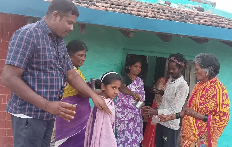 ಸಂತೇಮರಹಳ್ಳಿ ಸಮೀಪದ ಹೆಗ್ಗವಾಡಿಪುರ ಗ್ರಾಮದಲ್ಲಿ ಮುಡುಕುತೊರೆ ಮಲ್ಲಿಕಾರ್ಜುನ ಸ್ವಾಮಿ ಜಾತ್ರಾ ಮಹೋತ್ಸವ ಅಂಗವಾಗಿ ಸಾರ್ವಜನಿಕರಿಗೆ ಪಾನಕ ಮಜ್ಜಿಗೆ ಹಾಗೂ ಕೊಸಂಬರಿಯನ್ನು ವಿತರಿಸಲಾಯಿತು