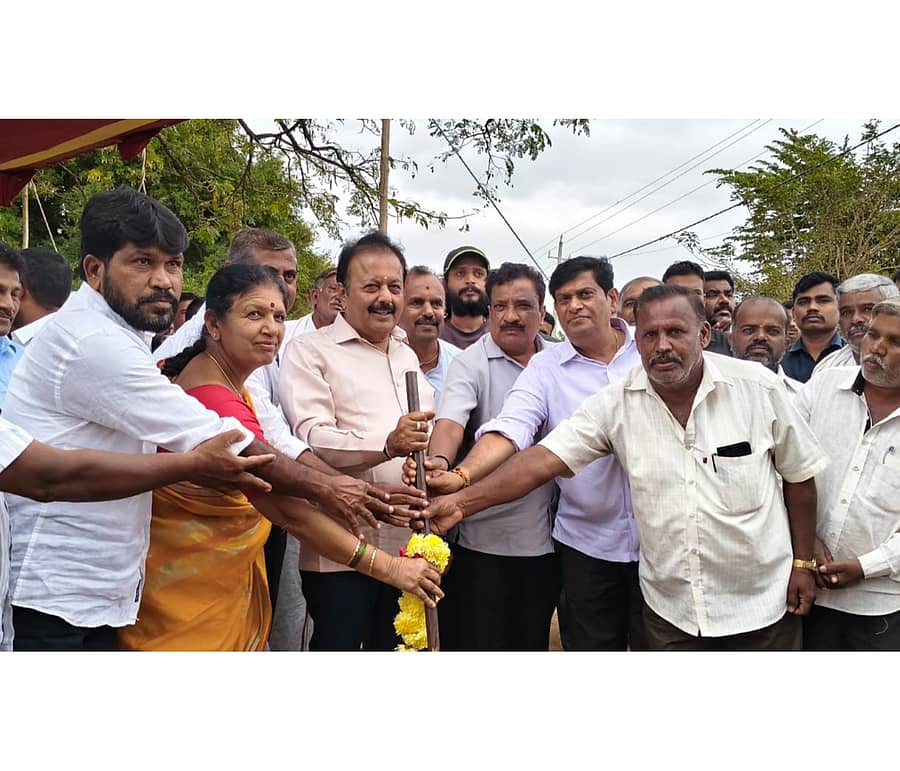 ನಾಗಮಂಗಲ ತಾಲ್ಲೂಕಿನ ಜೋಡಿಚಿಕ್ಕನಹಳ್ಳಿ ಮತ್ತು ನಲ್ಕುಂದಿ ಗ್ರಾಮಗಳಲ್ಲಿ ₹5 ಕೋಟಿ ವೆಚ್ಚದ ರಸ್ತೆ ಅಭಿವೃದ್ಧಿ ಕಾಮಗಾರಿಗೆ ಸಚಿವ ಎನ್.ಚಲುವರಾಯಸ್ವಾಮಿ ಭೂಮಿಪೂಜೆ ನೆರವೇರಿಸಿದರು