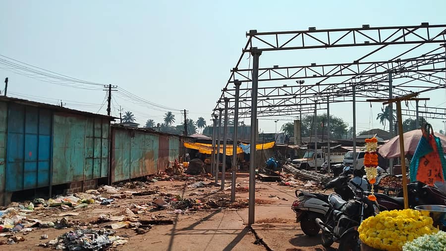 ಶಿರಸಿಯ ಬಿಡ್ಕಿಬಯಲಿನಲ್ಲಿ ಜಾತ್ರೆ ಅಂಗವಾಗಿ ಅಂಗಡಿಕಾರರು ಅಂಗಡಿಗಳನ್ನು  ತೆರವುಗೊಳಿಸುತ್ತಿರುವುದು