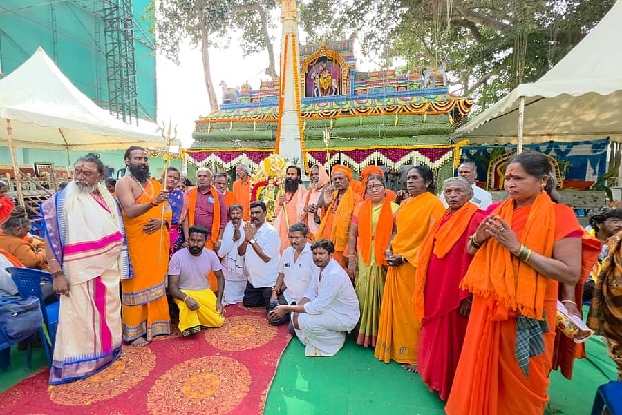 ಆನೇಕಲ್ ತಾಲ್ಲೂಕಿನ ದೊಮ್ಮಸಂದ್ರದಲ್ಲಿ ಮುನೇಶ್ವರ ಸ್ವಾಮಿ ದೇವಾಲಯ ಆವರಣದಲ್ಲಿ ನಡೆದ ವಿವಿಧ ಕಾರ್ಯಕ್ರಮದಲ್ಲಿ ವಿವಿಧ ಮಠಗಳ ಶ್ರೀಗಳು ಭಾಗವಹಿಸಿದ್ದರು