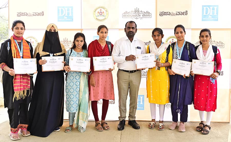 ಗುಲಬರ್ಗಾ ವಿವಿಯಲ್ಲಿ ಹಮ್ಮಿಕೊಂಡಿದ್ದ ವಾಕಥಾನ್ ಪೂರ್ಣಗೊಳಿಸಿದ ವಿದ್ಯಾರ್ಥಿಗಳಿಗೆ ಅಂಬೇಡ್ಕರ್ ಅಭಿವೃದ್ಧಿ ನಿಗಮದ ವ್ಯವಸ್ಥಾಪಕ ಮರಿಲಿಂಗಪ್ಪ ಪ್ರಮಾಣ ಪತ್ರ ವಿತರಿಸಿದರು