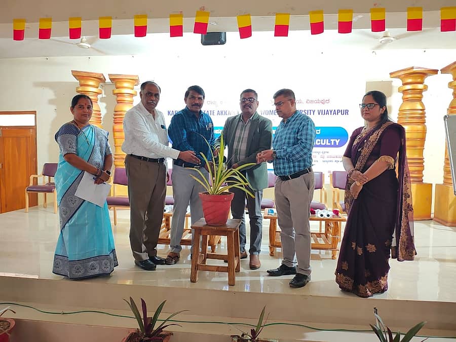 ವಿಜಯಪುರದ ಮಹಿಳಾ ವಿವಿಯಲ್ಲಿ ನಡೆದ ಅತಿಥಿ ಉಪನ್ಯಾಸಕರ ಪುನಶ್ಚೇತನ ಕಾರ್ಯಗಾರವನ್ನು ಕುಲಸಚಿವ ಶಂಕರಗೌಡ ಸೋಮನಾಳ ಉದ್ಘಾಟಿಸಿದರು
