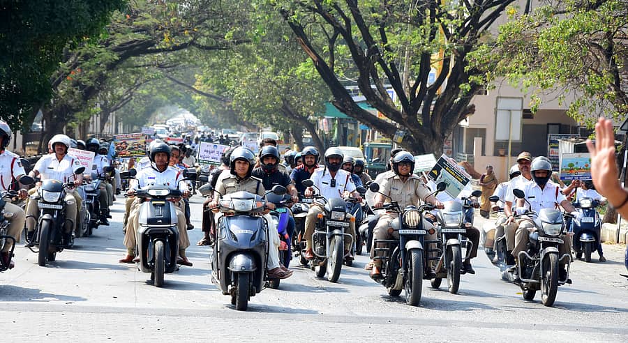 ದಾವಣಗೆರೆಯಲ್ಲಿ ರಸ್ತೆ ಸುರಕ್ಷತಾ ಸಪ್ತಾಹ ಹಾಗೂ ಸ್ವಚ್ಛತಾ ಅರಿವು ಜಾಗೃತಿಗಾಗಿ ಬೈಕ್ ರ‍್ಯಾಲಿ ನಡೆಯಿತು
