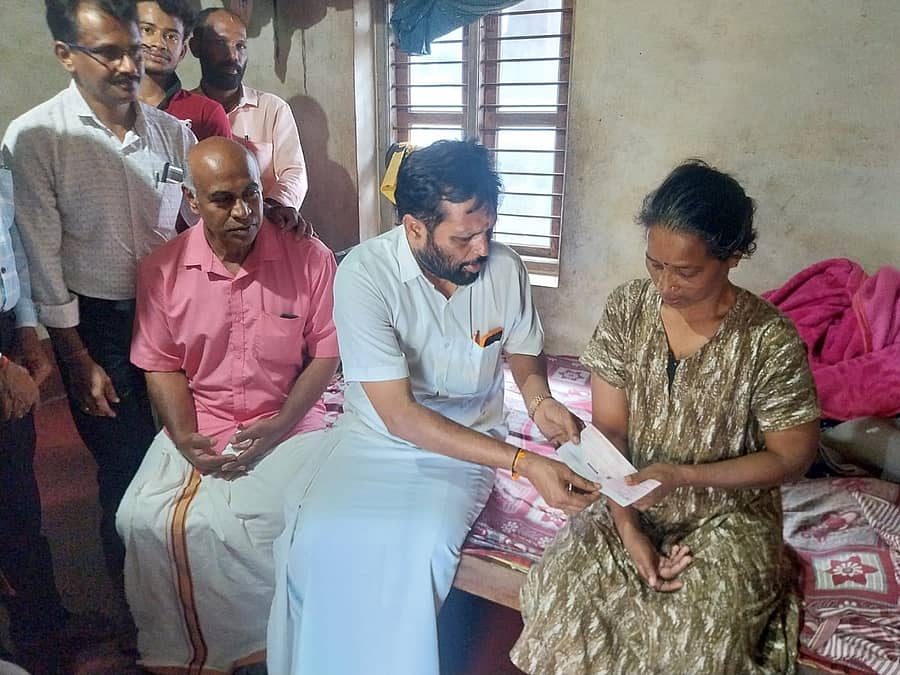 ಪುತ್ತೂರು ತಾಲ್ಲೂಕಿನ ಮಾಡ್ನೂರು ಗ್ರಾಮದ ಕಾವು ಮಾಣಿಯಡ್ಕ ನಿವಾಸಿ ಶಾರದಾ ಅವರಿಗೆ ಪುತ್ತಿಲ ಪರಿವಾರ ಸೇವಾ ಟ್ರಸ್ಟ್ ವತಿಯಿಂದ ಅರುಣ್ಕುಮಾರ್ ಪುತ್ತಿಲ ಅವರು ₹10 ಸಾವಿರ ಸಹಾಯಧನದ ಚೆಕ್ ವಿತರಿಸಿದರು