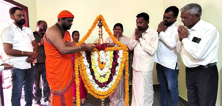 ವರಲಕ್ಷ್ಮೀ ನಿಲಯ ಹಸ್ತಾಂತರ ಕಾರ್ಯಕ್ರಮದಲ್ಲಿ ಸಾಯಿ ಈಶ್ವರ ಗುರೂಜಿ ದೀಪ ಬೆಳಗಿದರು