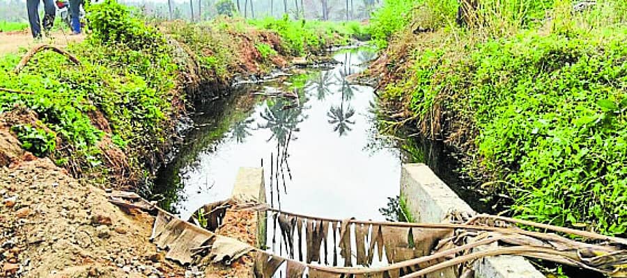 <div class="paragraphs"><p>ಅಂಬಿಗನಹಳ್ಳದಲ್ಲಿ ನಿರ್ಮಿಸುತ್ತಿರುವ ನಾಲೆಯ ಕಾಮಗಾರಿ ಅರ್ಧಕ್ಕೆ ಸ್ಥಗಿತಗೊಂಡಿರುವುದರಿಂದ ನಿಂತಲ್ಲೇ ನಿಂತಿರುವ ನೀರು – ಪ್ರಜಾವಾಣಿ ಚಿತ್ರ</p></div>