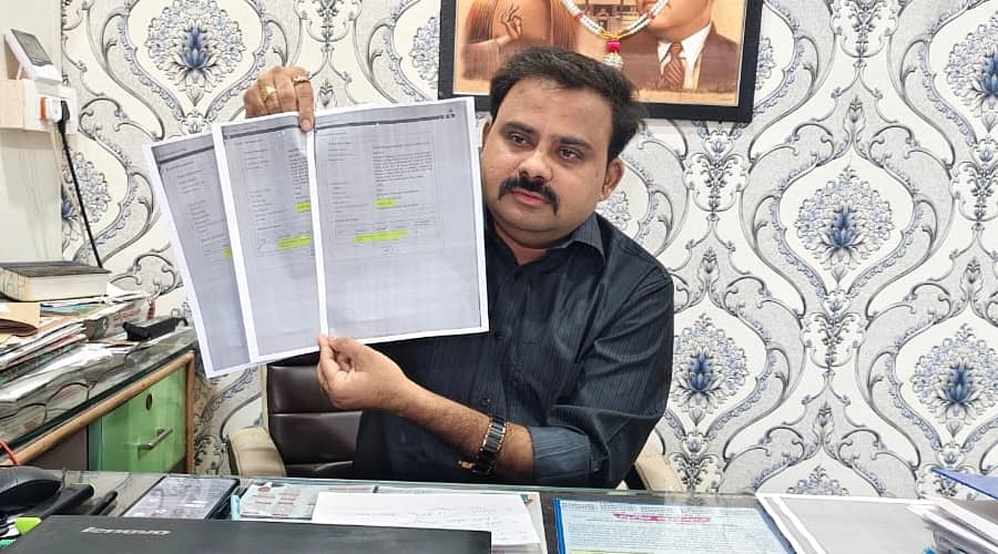 ಪೋಟೋ ಶೀರ್ಷಿಕೆ (೨೮ಅಥಣಿ೧):-ಪತ್ರಿಕಾಗೋಷ್ಠಿಯಲ್ಲಿ ದಾಖಲೆಗಳ ಪ್ರದರ್ಶನ ಮಾಡುತ್ತಿರುವ ನ್ಯಾಯವಾದಿ ಮಿತೇಶ ಪಟ್ಟಣ