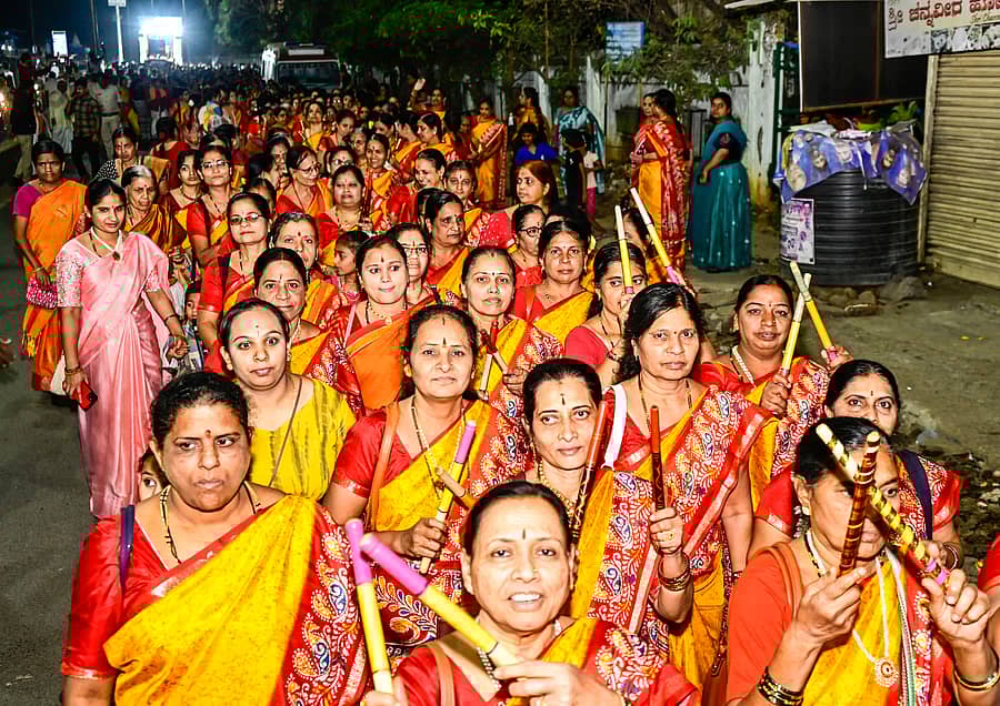 ಕಲಬುರಗಿಯ ವಿಶ್ವ ಮಧ್ವ ಮಹಾಪರಿಷತ್‌ ವತಿಯಿಂದ ಹರಿದಾಸ ಸಾಹಿತ್ಯ ಪ್ರಚಾರ ವಾಹಿನಿ ರಜತ ಮಹೋತ್ಸವದ ಅಂಗವಾಗಿ ಎಸ್‌.ವಿ.ಪಿ ವೃತ್ತದಿಂದ ಬುಧವಾರ ಶೋಭಾಯಾತ್ರೆ ನಡೆಯಿತು       ಪ್ರಜಾವಾಣಿ ಚಿತ್ರ