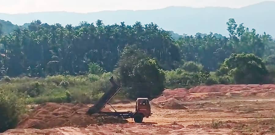 ಶೃಂಗೇರಿಯಲ್ಲಿ ಖಾಸಗಿ ಬಡಾವಣೆಗಳಿಗೆ ಮಣ್ಣು ಸುರಿಯುತ್ತಿರುವುದು