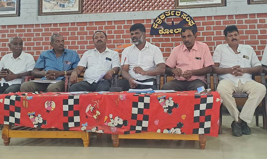 ಕೋಲಾರದಲ್ಲಿ ಪತ್ರಿಕಾಗೋಷ್ಠಿಯಲ್ಲಿ ರಾಜ್ಯ ಕೋಳಿ ಸಾಕಣೆದಾರ ರೈತರ ಕ್ಷೇಮಾಭಿವೃದ್ಧಿ ಸಂಘದ ಪದಾಧಿಕಾರಿಗಳು ಹಾಗೂ ಕೋಳಿ ಸಾಕಣೆದಾರರು ಮಾತನಾಡಿದರು