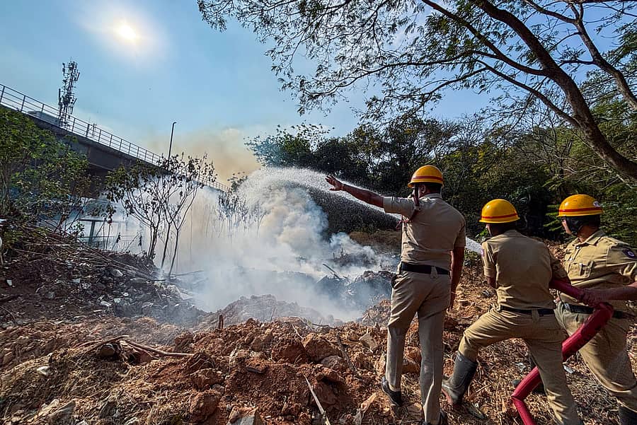 ನಗರದ ಮಹಾತ್ಮ ಗಾಂಧಿ ರಸ್ತೆಯಲ್ಲಿನ ಜನರಲ್‌ ಕಾರ್ಯಪ್ಪ ಸ್ಮಾರಕ ಉದ್ಯಾನದ ಬಳಿ ಬುಧವಾರ ಮಧ್ಯಾಹ್ನ ಕಾಣಿಸಿಕೊಂಡಿದ್ದ ಬೆಂಕಿಯನ್ನು ಅಗ್ನಿಶಾಮಕ ಹಾಗೂ ತುರ್ತು ಸೇವಾ ದಳದ ಸಿಬ್ಬಂದಿ ಕಾರ್ಯಾಚರಣೆ ನಡೆಸಿ ನಂದಿಸಿದರು 