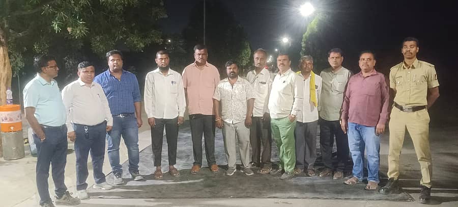 ಚಿತ್ತಾಪುರ ತಾಲ್ಲೂಕಿನ ಸೂಲಹಳ್ಳಿ ಸಮೀಪ ಸ್ಥಾಪಿಸಿರುವ ಶ್ರೀ ಸಿಮೆಂಟ್ ಕ್ಲಿಂಕರ್ ಘಟಕದಲ್ಲಿ ಆರು ದಿನಗಳಿಂದ ನಡೆಸುತ್ತಿದ್ದ ಪ್ರತಿಭಟನೆಯನ್ನು ರೈತರು ಬುಧವಾರ ರಾತ್ರಿ ಕೈಬಿಟ್ಟರು