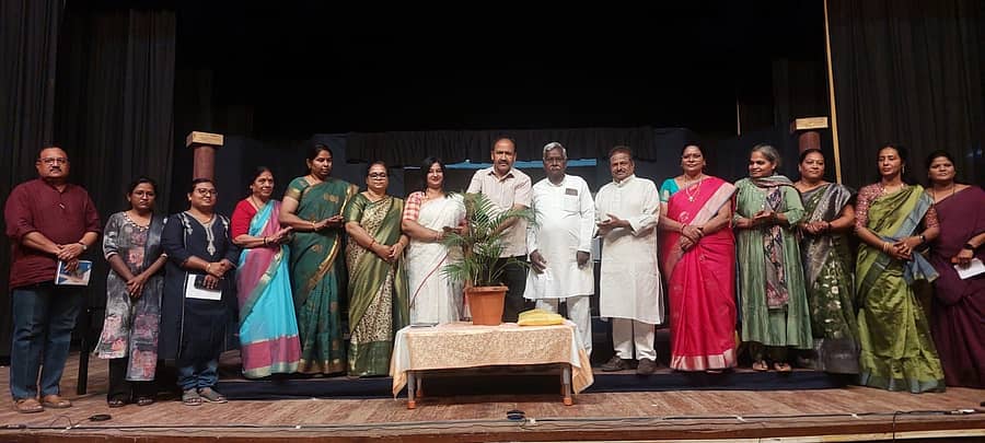 ವಿಜಯಪುರ ನಗರದಲ್ಲಿ ‘ಕಂದಗಲ್ಲರಿಗೆ ನಮಸ್ಕಾರ’ ಅರ್ಥಾತ್‌ ‘ಕಂದಗಲ್ ಭಾರತ’ ನಾಟಕ ಪ್ರದರ್ಶನಕ್ಕೆ ಕನ್ನಡ ಸಾಹಿತ್ಯ ಪರಿಷತ್ತಿನ ಅಧ್ಯಕ್ಷ ಹಾಸಿಂಪೀರ ವಾಲಿಕಾರ ಚಾಲನೆ ನೀಡಿದರು