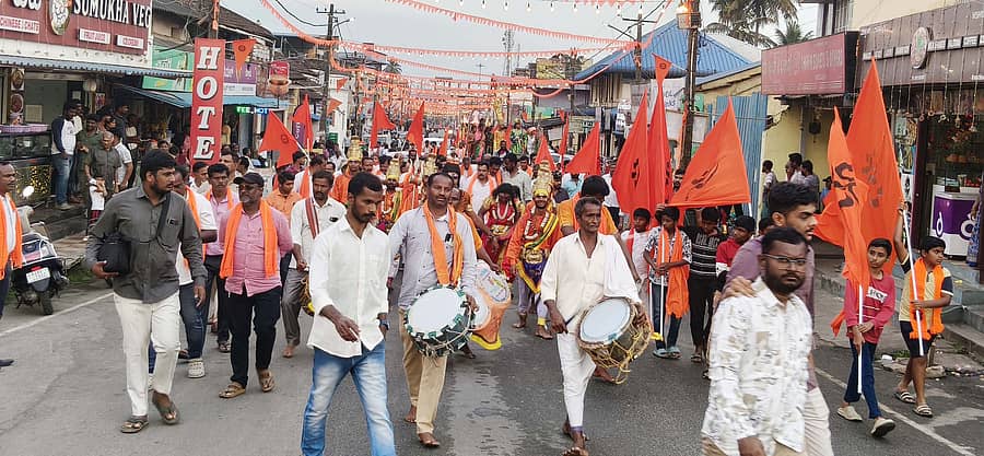 ಬೇಲೂರಿನಲ್ಲಿ ಹಿಂದೂ ಸಮಾಜೋತ್ಸವದ ಅಂಗವಾಗಿ ಶೋಭಾಯಾತ್ರೆ ನಡೆಯಿತು