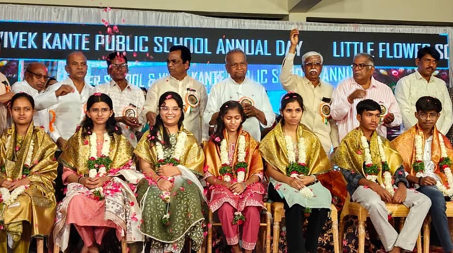 ಔರಾದ್‌ನ ಲಿಟ್ಲ್ ಫ್ಲಾವರ್ ಶಾಲೆ ವಾರ್ಷಿಕೋತ್ಸವದಲ್ಲಿ ಪ್ರತಿಭಾವಂತ ವಿದ್ಯಾರ್ಥಿಗಳನ್ನು ಗೌರವಿಸಲಾಯಿತು. ವಿಕಾಸ ಅಕಾಡೆಮಿ ಮುಖ್ಯಸ್ಥ ಬಸವರಾಜ ಪಾಟೀಲ ಸೇಡಂ ಮತ್ತಿತರರು ಇದ್ದರು