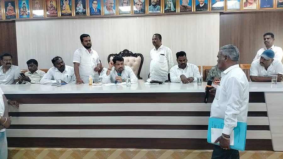 ತಿ.ನರಸೀಪುರ ಪಟ್ಟಣದ ಪುರಸಭಾ ಸಭಾಂಗಣ ದಲ್ಲಿ ಬುದವಾರ ಸಂಜೆ ನಡೆದ ತಾಲ್ಲೂಕು ಮಟ್ಟದ ಅಧಿಕಾರಿಗಳ‌ ಸಭೆಯಲ್ಲಿ ಸಂಸದ ಸುನಿಲ್ ‌ಬೋಸ್ ಅಧಿಕಾರಿಗಳಿಂದ ಮಾಹಿತಿ ಪಡೆಯುತ್ತಿರುವುದು